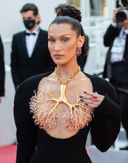 La modelo Bella Hadid en la alfombra roja del Festival de Cannes con un vestido de Schiaparelli, con el que buscaba rendir homenaje a las víctimas de la covid19.