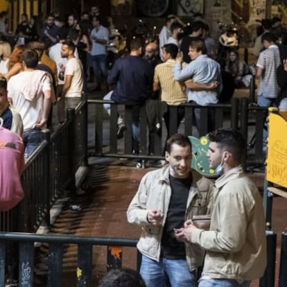 'Botellón' en la plaza del Rastrillo, en el barrio de Malasaña de Madrid sobre la 1 de la madrugada.