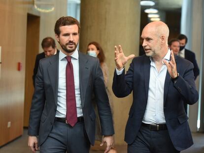 El presidente del PP, Pablo Casado, conversa con el jefe de Gobierno de Buenos Aires, Horacio Rodríguez Larreta, este martes en la capital argentina.