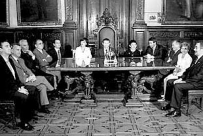 Los miembros del actual Gobierno, sentados como lo hicieron en 1936 los del Gabinete de Aguirre.