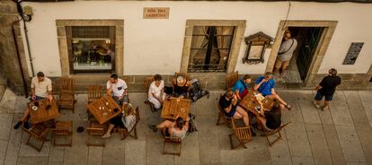 Terracear tan juntos se pondrá difícil: exterior de un bar en Santiago de Compostela en 2017