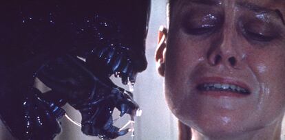 La cabeza mecánica del alienígena de 'Alien', aterrorizando a Sigourney Weaver.