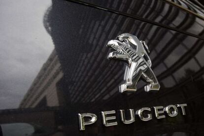 Un coche de Peugeot, aparcado ante el Ministerio de Econom&iacute;a franc&eacute;s.