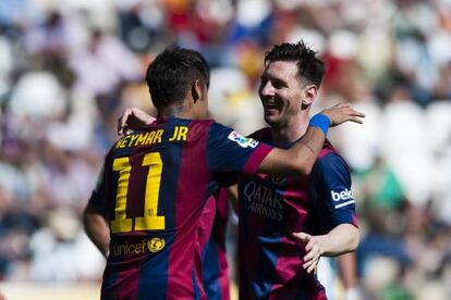 Messi celebra con Neymar uno de los goles del Barça frente al Córdoba. 