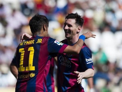 Messi celebra amb Neymar un dels gols del Barça contra el Còrdova.