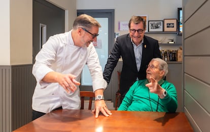 Los hermanos Roca comen a diario, como el equipo de El Celler de Can Roca, en el restaurante Can Roca, que fundaron sus padres. En la imagen, Joan y Josep con el padre, Josep Roca, de 91 a?os, en una sala del local.