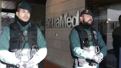 La Guardia Civil, durante un registro de la sede de la pública Acuamed, en una imagen de archivo.