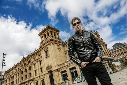 El músico Mikel Erentxun, frente al teatro Victoria Eugenia de San Sebastián, donde en 2008 grabó el disco 'Tres noches en el VE'.
