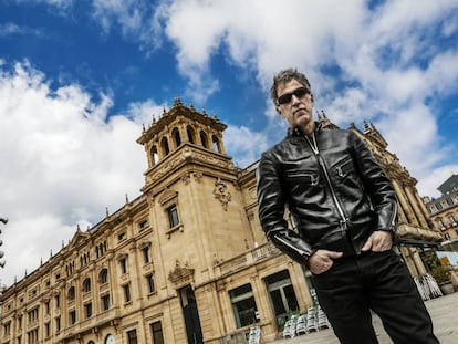 El m&uacute;sico Mikel Erentxun, frente al teatro Victoria Eugenia de San Sebasti&aacute;n, donde en 2008 grab&oacute; el disco &#039;Tres noches en el VE&#039;.