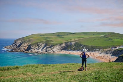 Una mujer observa la playa del Sable, en Suances (Cantabria).