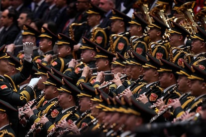 Miembros de la banda militar china actúan en el Gran Salón del Pueblo, este martes, durante la sesión inaugural del Congreso Nacional del Pueblo.

