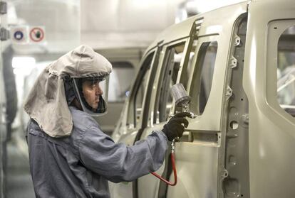 Un trabajador de la planta de pintura de Ford en Almussafes (Valencia).