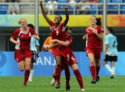 Las jugadoras canadienses celebran un gol