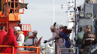 Rescate de inmigrantes hallados en el mar de Albor&aacute;n el pasado 6.