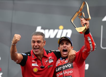 Marc Márquez celebra su triunfo en el GP de Austria con uno de sus mecánicos.