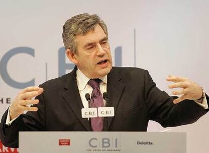El primer ministro británico Gordon Brown, durante su discurso ante los empresarios.