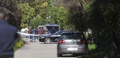 La policía rodea el vehículo tiroteado.
