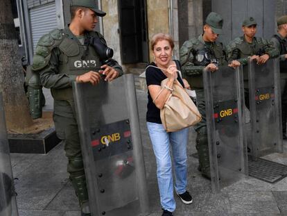 Oficiales de la Guardia Nacional Bolivariana bloquean el ingreso al Parlamento de Venezuela, en Caracas.