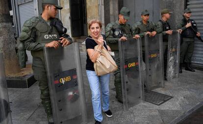 Oficiales de la Guardia Nacional Bolivariana bloquean el ingreso al Parlamento de Venezuela, en Caracas.