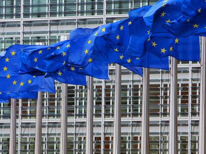Banderas de la Uni&oacute;n Europea frente a la sede de la Comisi&oacute;n Europea en Bruselas.
 