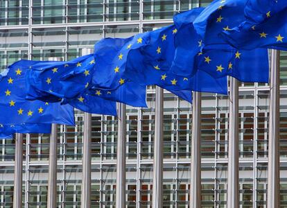 Banderas de la Uni&oacute;n Europea frente a la sede de la Comisi&oacute;n Europea en Bruselas.
 