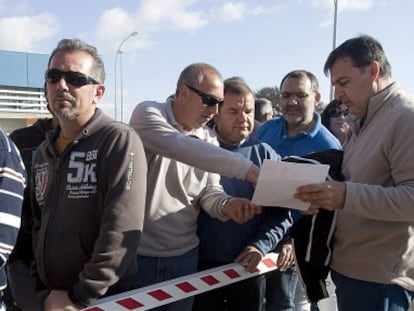 Los trabajadores de Gadir Solar reciben sus cartas de despido.