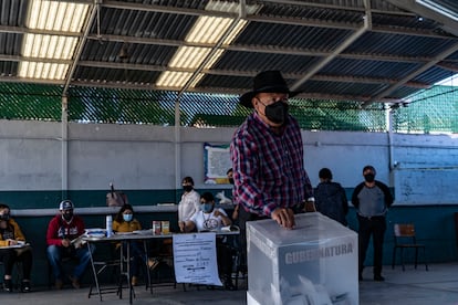 Aguascalientes, Durango, Hidalgo, Tamaulipas, Oaxaca y Quintana Roo salen a las urnas en una elección que se ha leído en clave nacional, pero que será determinante en la vida pública de esas entidades al definir quién gobernará los próximos seis años. En la fotografía, un hombre vota en el Estado de Hidalgo. 