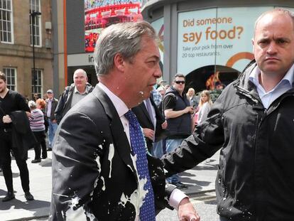 El líder del Partido del Brexit, Nigel Farage, este lunes en Newcastle, después de que le arrojaran un batido.