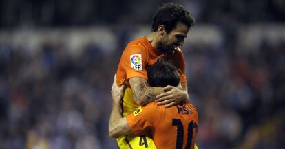 Messi celebra con Cesc uno de sus goles.