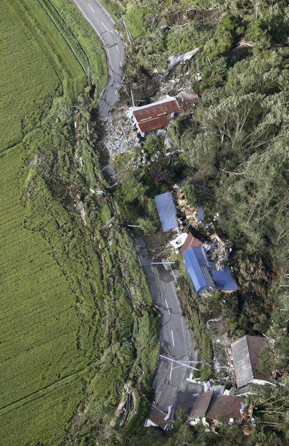 Vista aérea de un grupo de casas afectados por el corrimiento de tierras tras el seísmo en la ciudad de Atsuma, el 6 de septiembre de 2018.