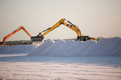 Trabajos en las salinas de C&aacute;diz anta&ntilde;o productora mundial.