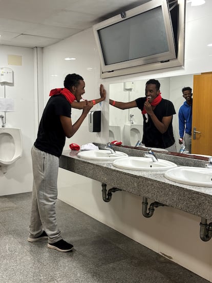 Un migrantes se lava los dientes, en Palma.