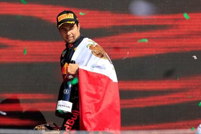 Sergio Pérez celebró su tercer lugar en el Gran Premio de Ciudad de México, el decimoquinto de su trayectoria.