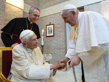 El Papa emérito, Benedicto XVI, saluda al Papa Francisco en la Ciudad del Vaticano el pasado 27 de agosto.