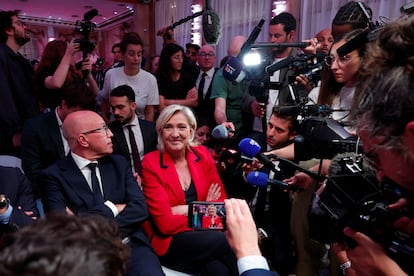 La líder de la extrema derecha francesa, Marine Le Pen, y el líder contendiente del partido conservador francés Les Republicains, Eric Ciotti, antes de la rueda de prensa de Bardella.