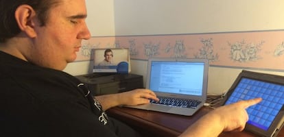 Jonathan Chacón, trabajando en sus desarrollos, en su lugar de trabajo.