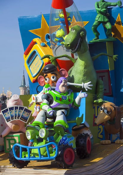 La carroza de los juguetes de la saga de <i>Toy Story</i> en el desfile diario que recorre el parque Disneyland.