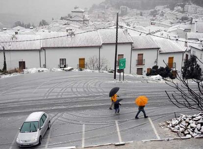 Vista de la localidad gaditana de Grazalema, tras los efectos de la llegada del temporal de nieve y frío.