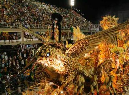 Desfile de la Escuela de Samba Beija-Flor en el Carnaval de Río de Janeiro, en 2007