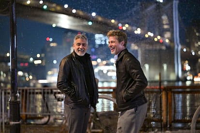 George Clooney y su amigo Brad Pitt durante el rodaje de 'Wolves' en Nueva York.
