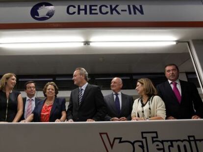 Fabra, en el centro, con la alcaldesa Rita Barberá y la delegada del Gobierno Paula Sánchez, en la inauguración de la terminal VPS.