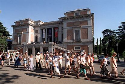 Un grupo de turistas frente a la puerta de Goya del Museo del Prado, en Madrid.