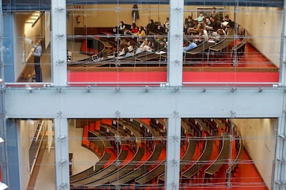 Un profesor imparte clase en el Campus Ciutadella de la Universidad Pompeu Fabra, este martes, cuando el Gobierno catalán prepara nuevas medidas para tratar de frenar el aumento de contagios de covid-19, que se aplicarán esta semana, después de pedir que se reduzca al máximo la actividad social, que se amplíe el teletrabajo hasta recuperar los niveles de marzo y abril y que las universidades impartan las clases de forma virtual durante los próximos 15 días.