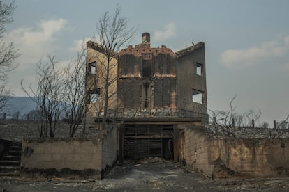 Una construcción calcinada por el incendio forestal que permanece activo en Manzaneda (Ourense), el miércoles.