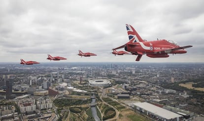 Aviones de combate sobrevuelan Londres en una exhibición de la RFA.