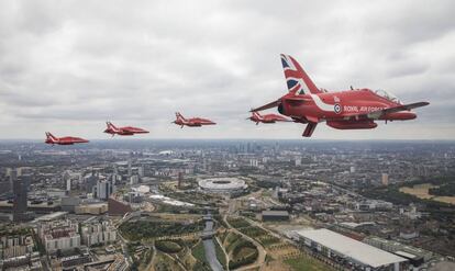 Aviones de combate sobrevuelan Londres en una exhibición de la RFA.