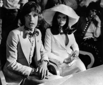 Bianca Perez sorprendió al mundo el día que se convirtió en la mujer de Mick Jagger. En la ceremonia civicil celebrada el 15 de mayo de 1971 en Saint Tropez, la actriz y modelo lució una americana sin camisa debajo con la que dejaba ver un escote de infarto.