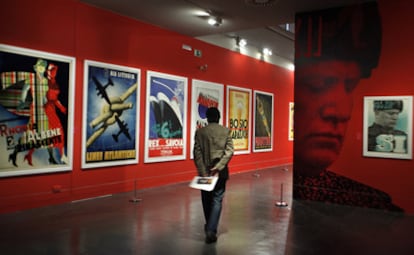 Exposición sobre <i>El espíritu futurista en la publicidad italiana,</i> con una litografía sobre Mussolini en primer plano.