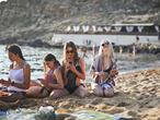 Un grupo de adolescentes disfruta de la playa. 