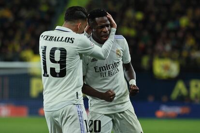 Copa del Rey: Ceballos y Vinicius celebran el gol del brasileño, el primero del Madrid al Villarreal